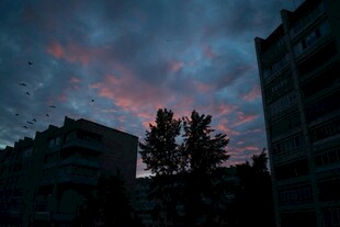 城市暮色中的天空与建筑