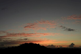 日落时分的绚烂天空