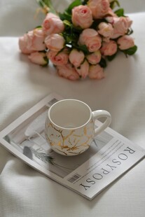 花旁咖啡杯与报纸的惬意时光