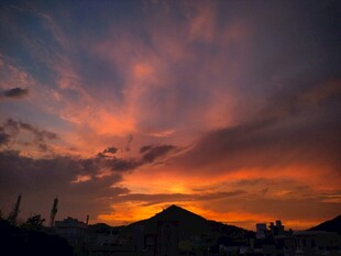 壮丽晚霞下的城市与远山