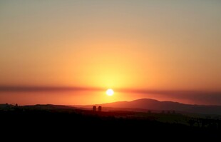 日落时分的壮丽天际线