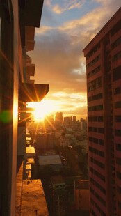 夕阳下的城市建筑景观