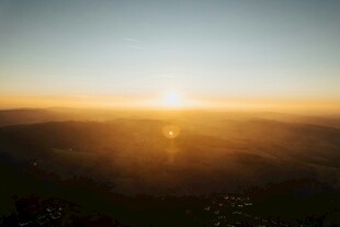 日出时分的壮丽云海景观