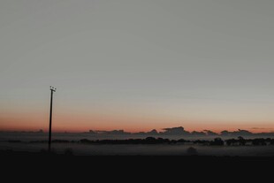 黄昏下的空旷原野景象