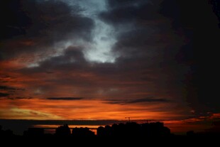 日落时分的绚烂天空