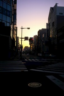 城市黄昏街道景象