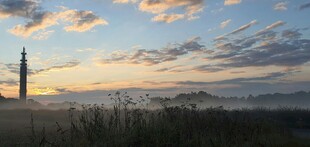 日出时分的高塔与晨雾