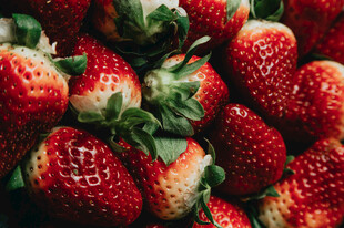 新鲜饱满的草莓堆叠