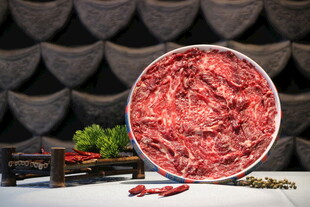 新鲜牛肉食材展示