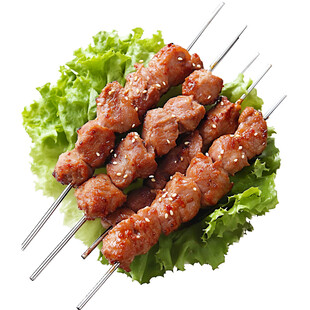 美味烤肉串配新鲜生菜