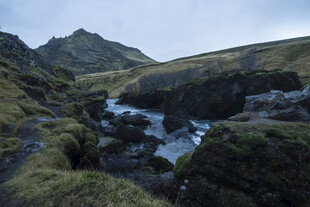 山间 溪流
