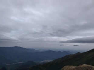 云雾缭绕的山峦美景