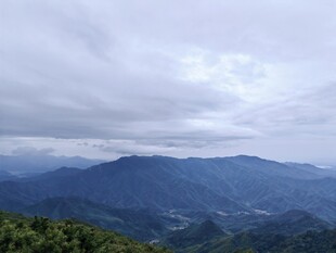 云雾缭绕的壮美山峦景色
