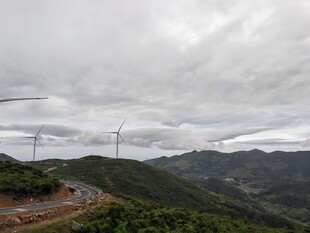 山间公路旁的风力发电机组