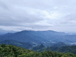 山峦云海间的壮美风光