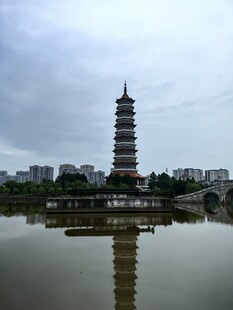 湖畔古塔倒影风景如画