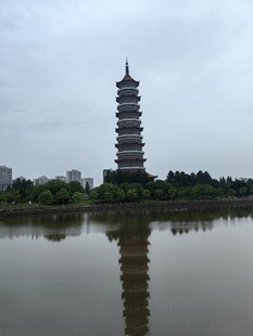 湖边古塔倒影风景秀丽
