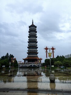 古塔立于积水广场之上