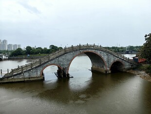 古石桥横跨水面
