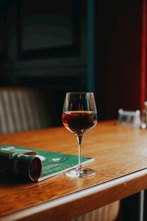 木桌上的红酒与杂志