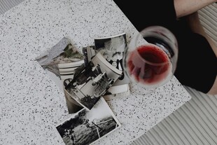桌上旧照片与红酒杯