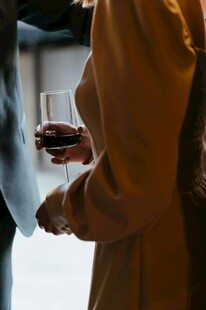 手持红酒杯的优雅姿态