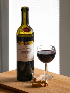 木桌上的红酒与酒杯