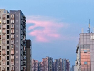城市高楼与绚丽晚霞