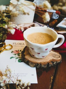 温馨咖啡时光与精致摆件