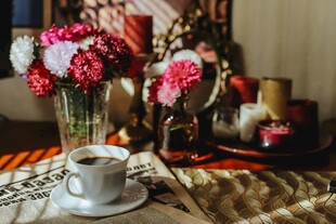 温馨室内的鲜花与咖啡
