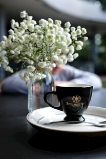 优雅咖啡杯配清新满天星