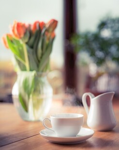 窗边温馨咖啡与鲜花时光