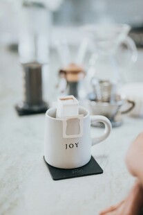 简约风咖啡杯置于温馨桌面