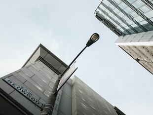 仰视城市建筑与路灯