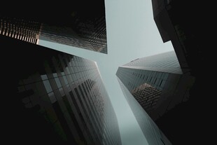 仰视下的城市高楼景观