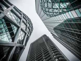 仰视都市摩天玻璃建筑群