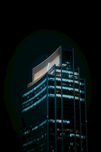 夜幕下的璀璨摩天大楼