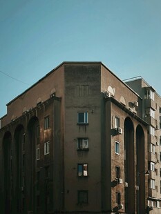 复古风格多层建筑外观