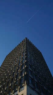 高耸入云的现代摩天大楼