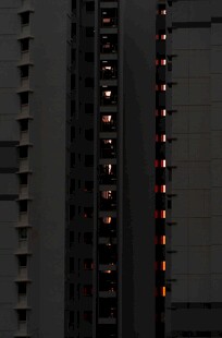 夜幕下高楼中的点点灯火