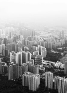 雾中林立的城市建筑群