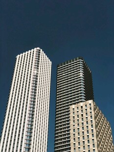 摩天大楼矗立蓝天之下