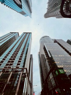 仰视都市摩天大楼景观