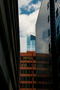 城市高楼间的天空一角