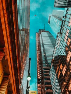 仰视都市摩天大楼景观