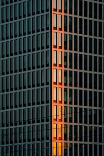 夕阳下的高楼立面光影