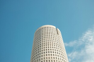 高耸入云的现代摩天大楼