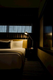 温馨静谧的卧室一角