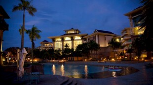 黄昏下的豪华度假酒店景观