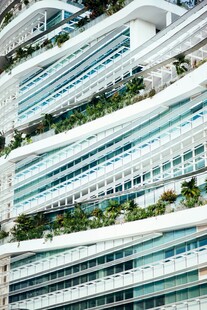 现代绿植环绕的高层住宅